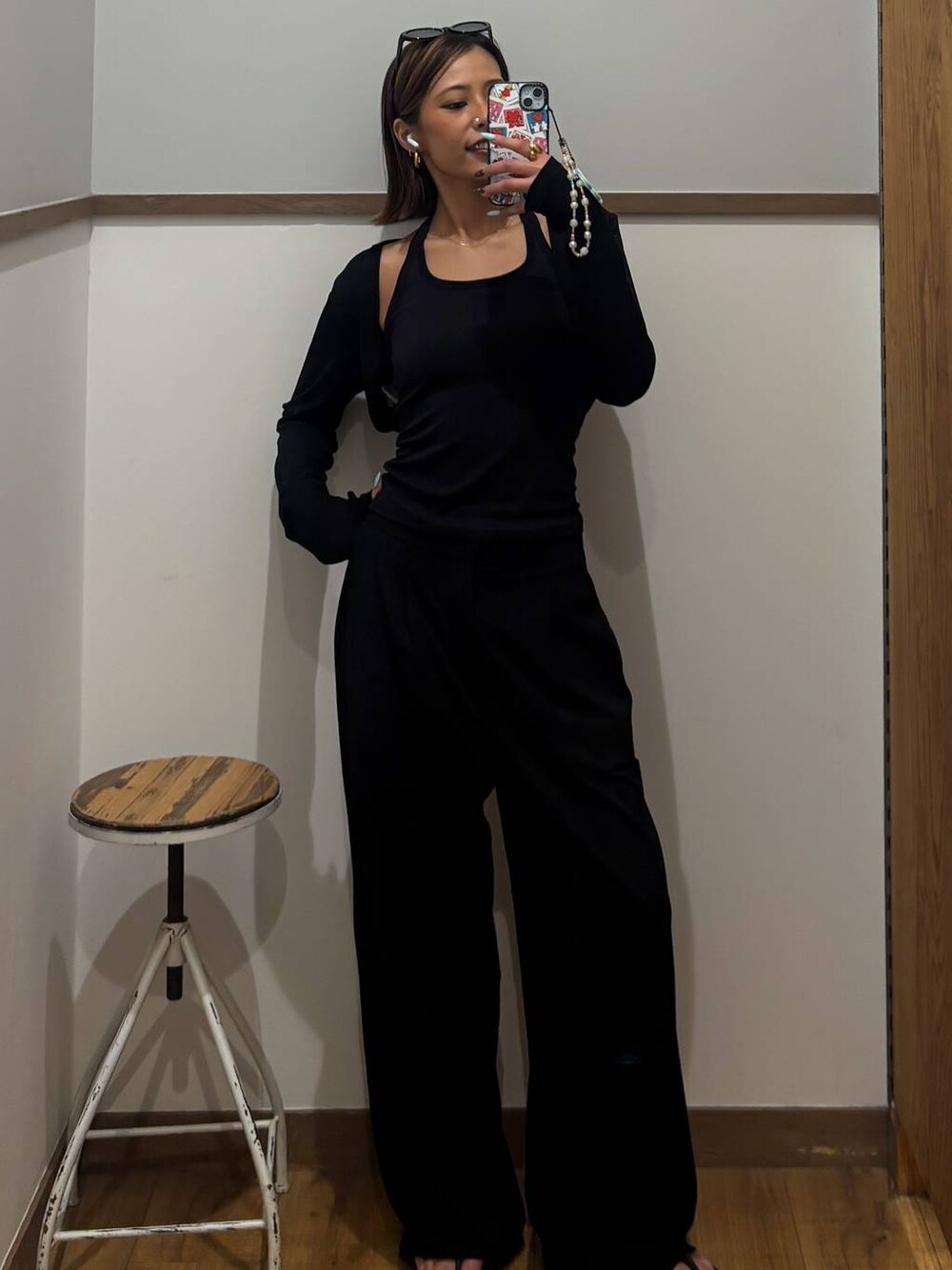 ブラック系のその他パンツ、ブラック系のカーディガン/ボレロ、ブラック系のサンダルを着用したレディースの春コーディネートの1枚目の写真