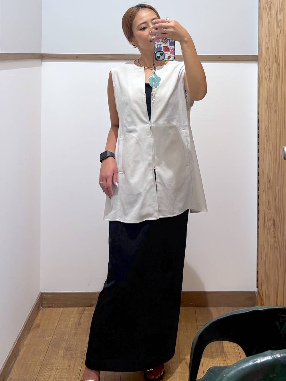 ブラック系のスカート、ブラック系のキャミソール、ブラウン系のサンダルを着用したレディースの秋コーディネートの1枚目の写真