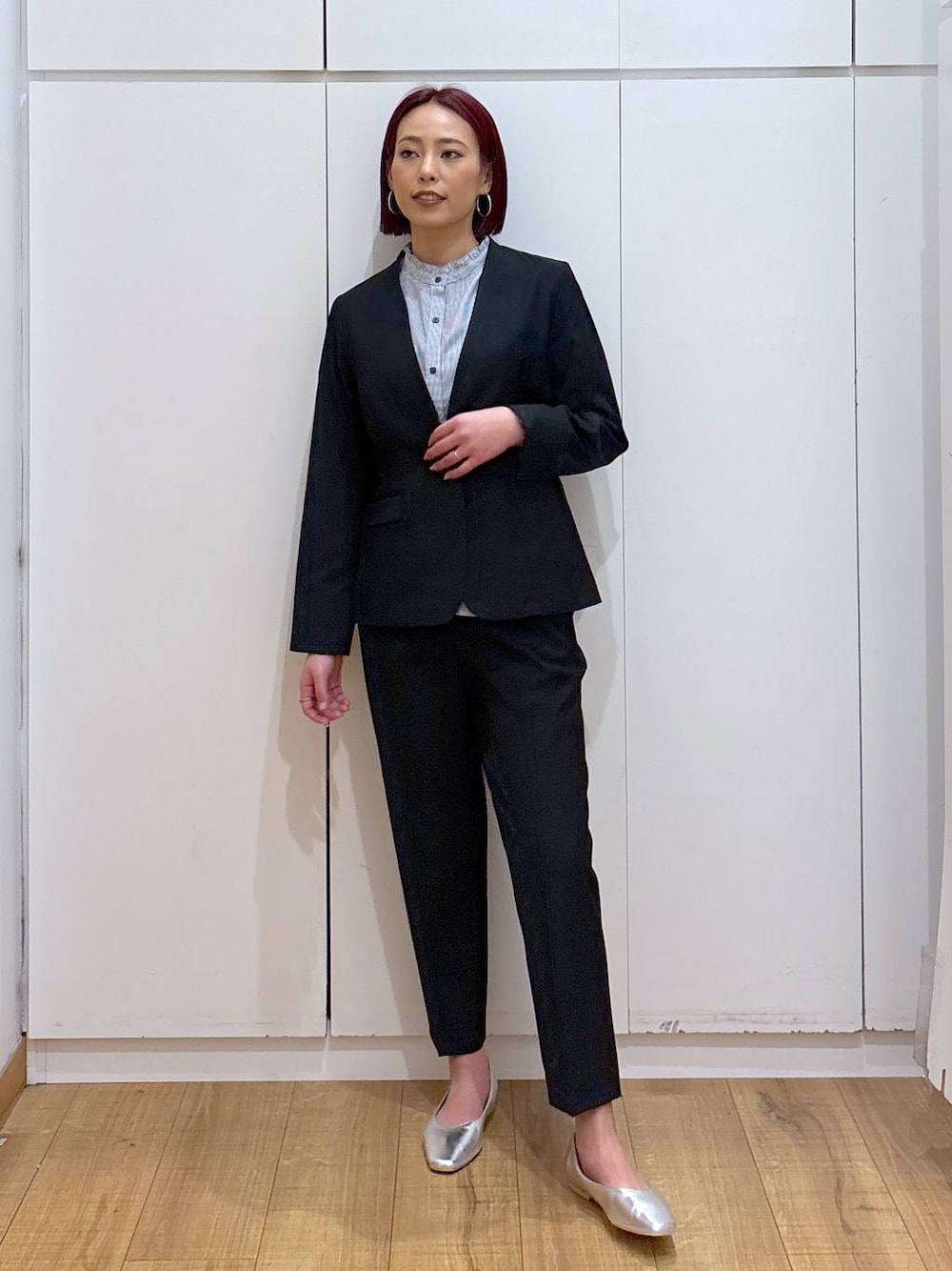 「GLOBAL WORK、着痩せ・細見え、ママコーデ、骨格ストレート、体型カバー、高見え、高身長」｜「GLOBAL WORKのウツクシルエットノーカラージャケット/133613（ノーカラージャケット、ブラック系）」を使った、ココさん（レディース・165cm）の春コーディネートの1枚目の写真