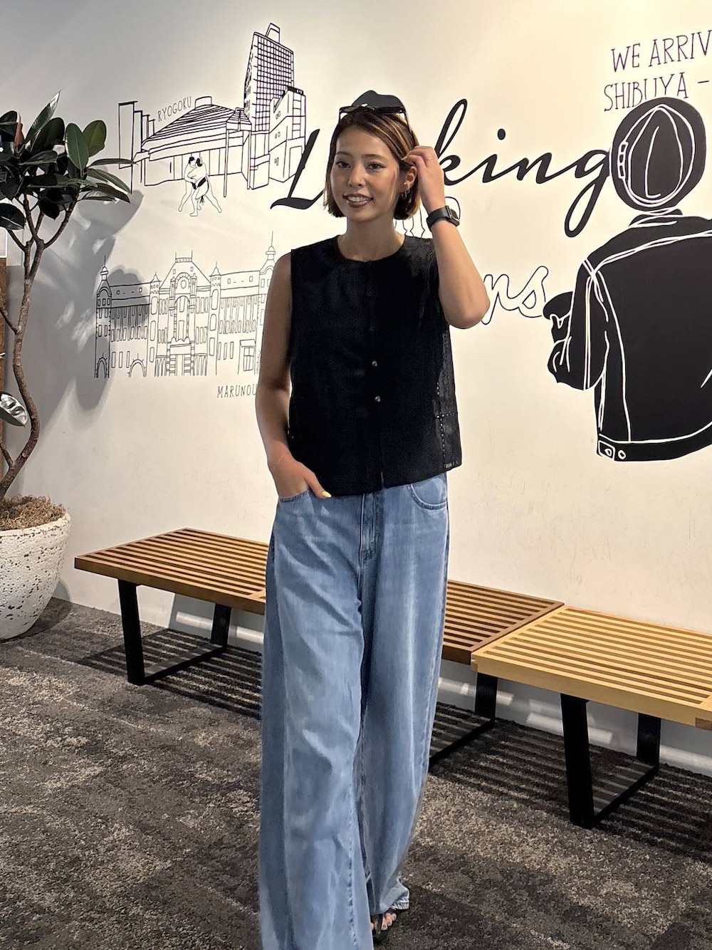 ブラック系のキャミソール、ブルー系のデニムパンツ、ブラック系のベストを着用したレディースの夏コーディネートの1枚目の写真