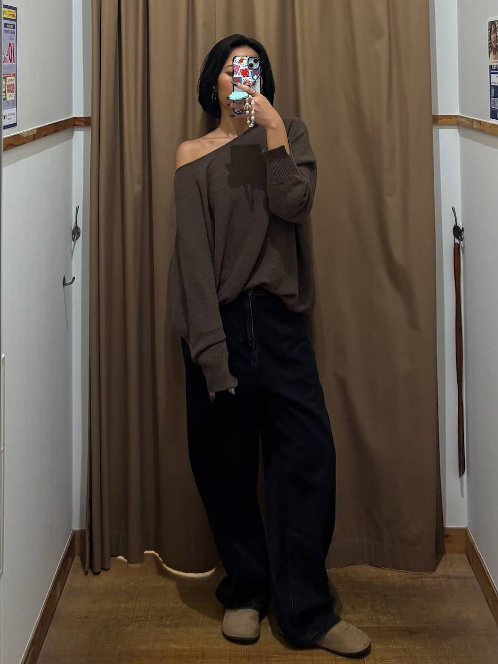 グリーン系のニット/セーターを着用したレディースの秋コーディネートの1枚目の写真