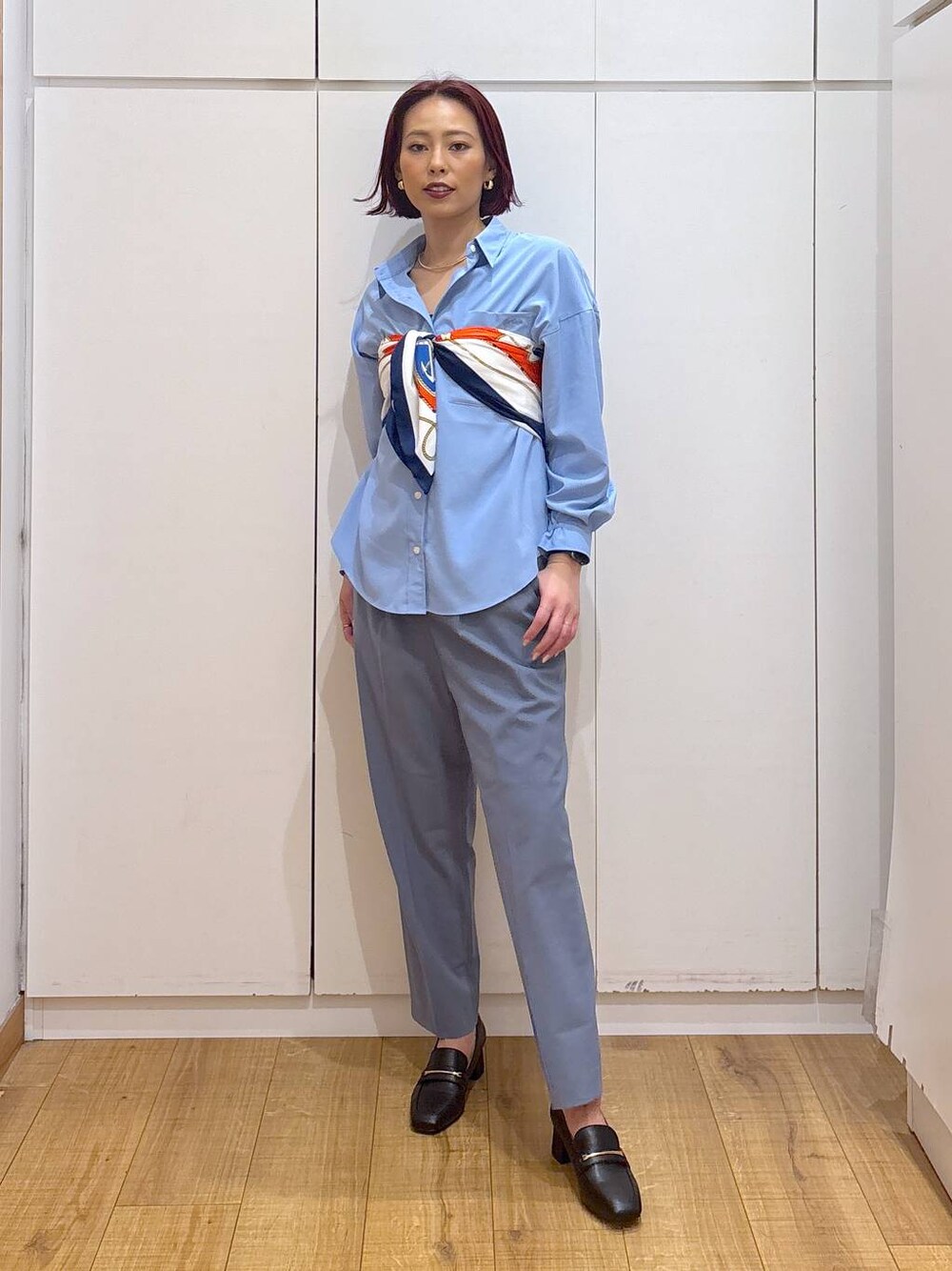 「体型カバー、高見え、高身長、ママコーデ、骨格ストレート、GLOBAL WORK、着痩せ・細見え」｜「GLOBAL WORKのウツクシルエットテーパードパンツ/133595（その他パンツ、ブルー系）」を使った、ココさん（レディース・165cm）の春コーディネートの1枚目の写真