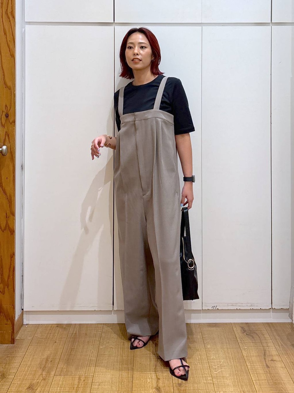 「体型カバー、高見え、高身長、ママコーデ、骨格ストレート、GLOBAL WORK、着痩せ・細見え」｜「A part byのクロスフラットサンダル（サンダル、ブラック系）」を使った、ココさん（レディース・165cm）の春コーディネートの1枚目の写真
