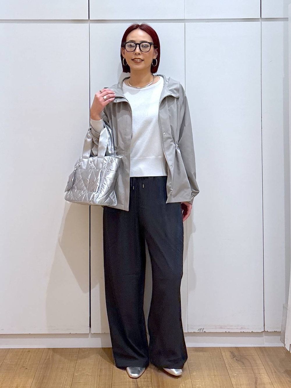 「GLOBAL WORK、着痩せ・細見え、体型カバー、高見え、高身長、ママコーデ、骨格ストレート」｜「GLOBAL WORKのらくっション撥水フィットパンプス/135895（パンプス、シルバー系）」を使った、ココさん（レディース・165cm）の春コーディネートの1枚目の写真