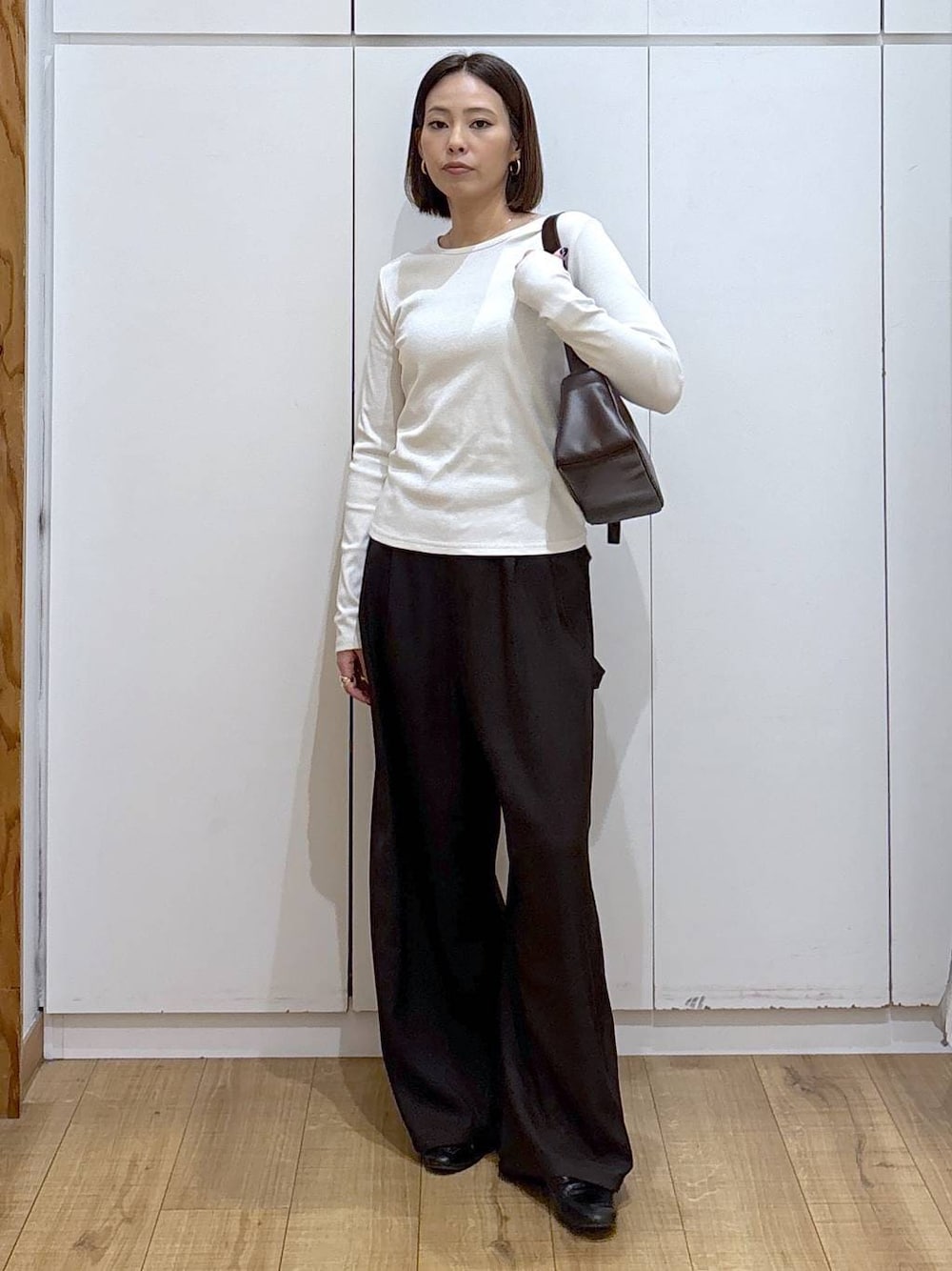 ブラック系のローファー、ブラウン系のショルダーバッグ、ブラウン系のその他パンツを着用したレディースの冬コーディネートの1枚目の写真