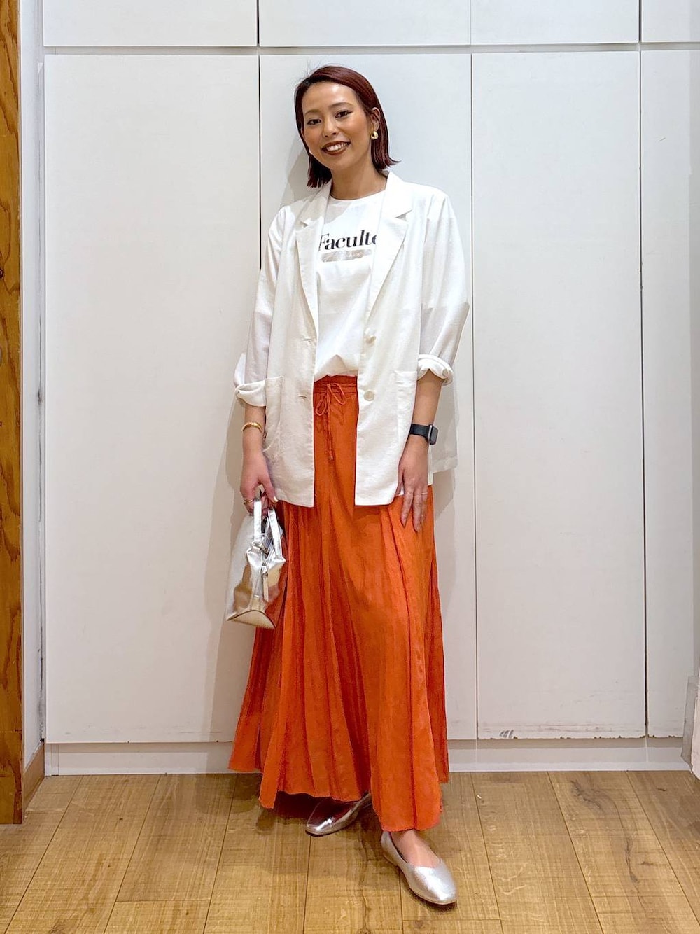 「体型カバー、高見え、高身長、ママコーデ、骨格ストレート、GLOBAL WORK、着痩せ・細見え」｜「GLOBAL WORKのスペ軽お財布ショルダー/132336（ショルダーバッグ、シルバー系）」を使った、ココさん（レディース・165cm）の春コーディネートの1枚目の写真