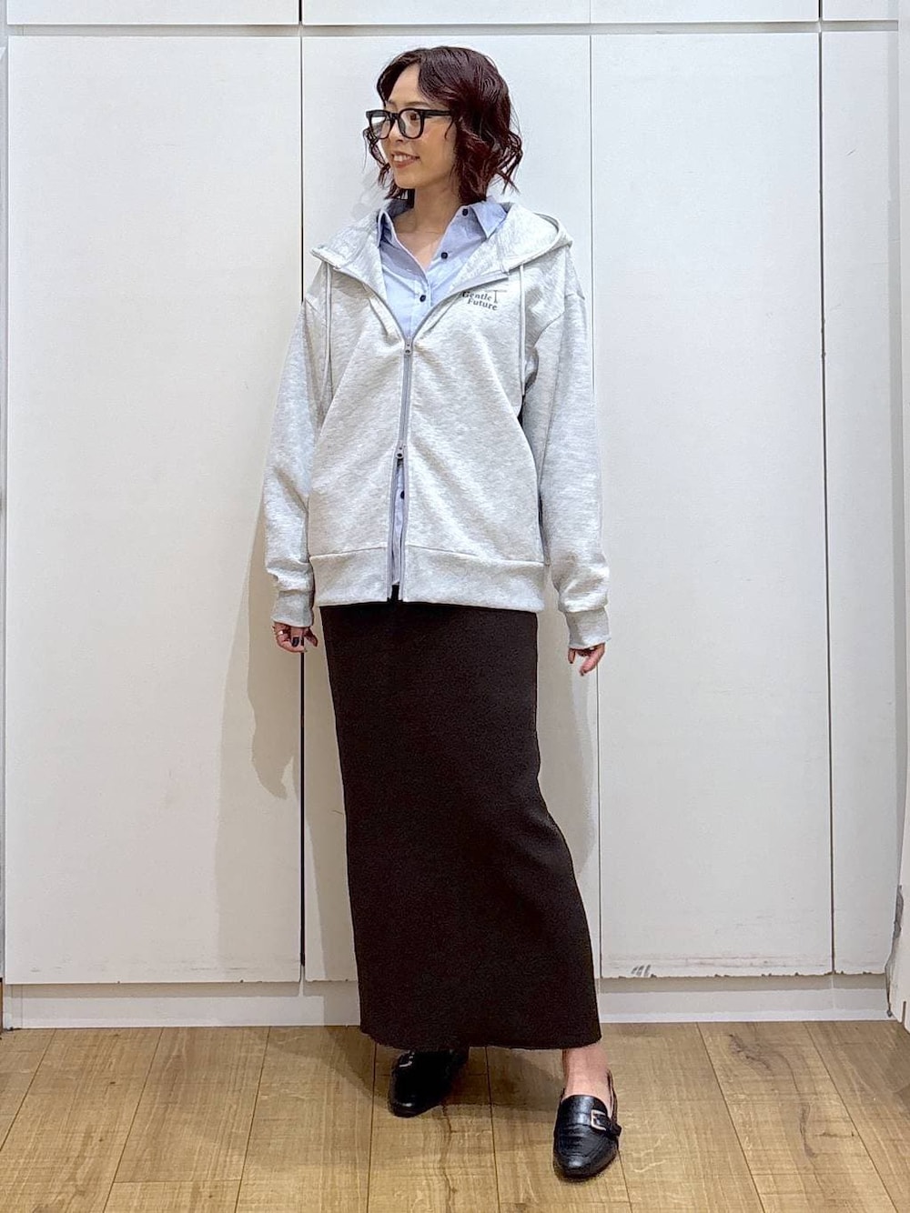 ブラック系のローファー、ブルー系のシャツ/ブラウス、ブラウン系のワンピースを着用したレディースの春コーディネートの1枚目の写真