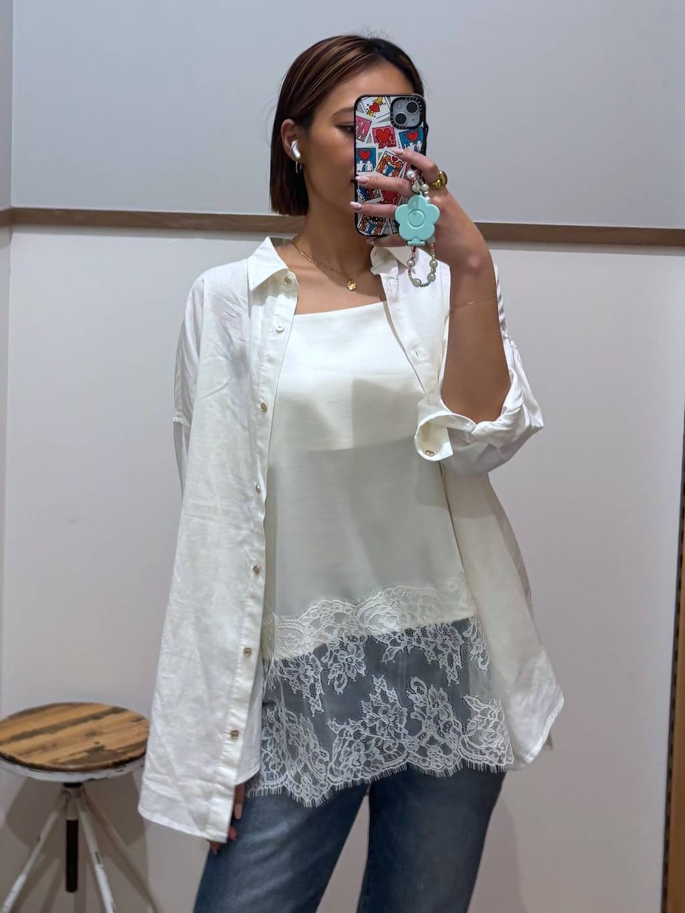 ホワイト系のシャツ/ブラウス、ホワイト系のキャミソール、ゴールド系のネックレスを着用したレディースの春コーディネートの1枚目の写真