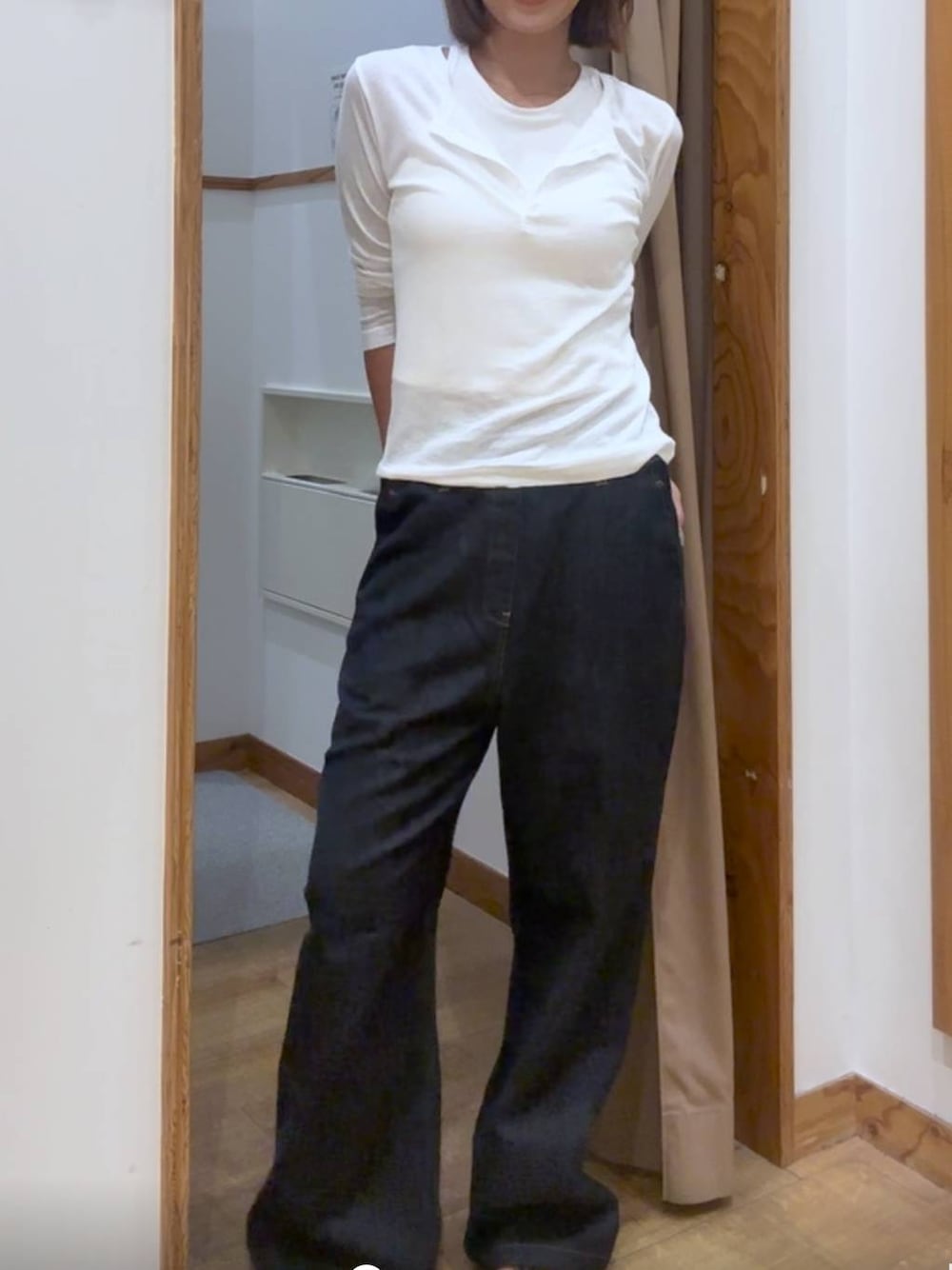 ホワイト系のTシャツ/カットソー、ブルー系のデニムパンツを着用したレディースの夏コーディネートの1枚目の写真