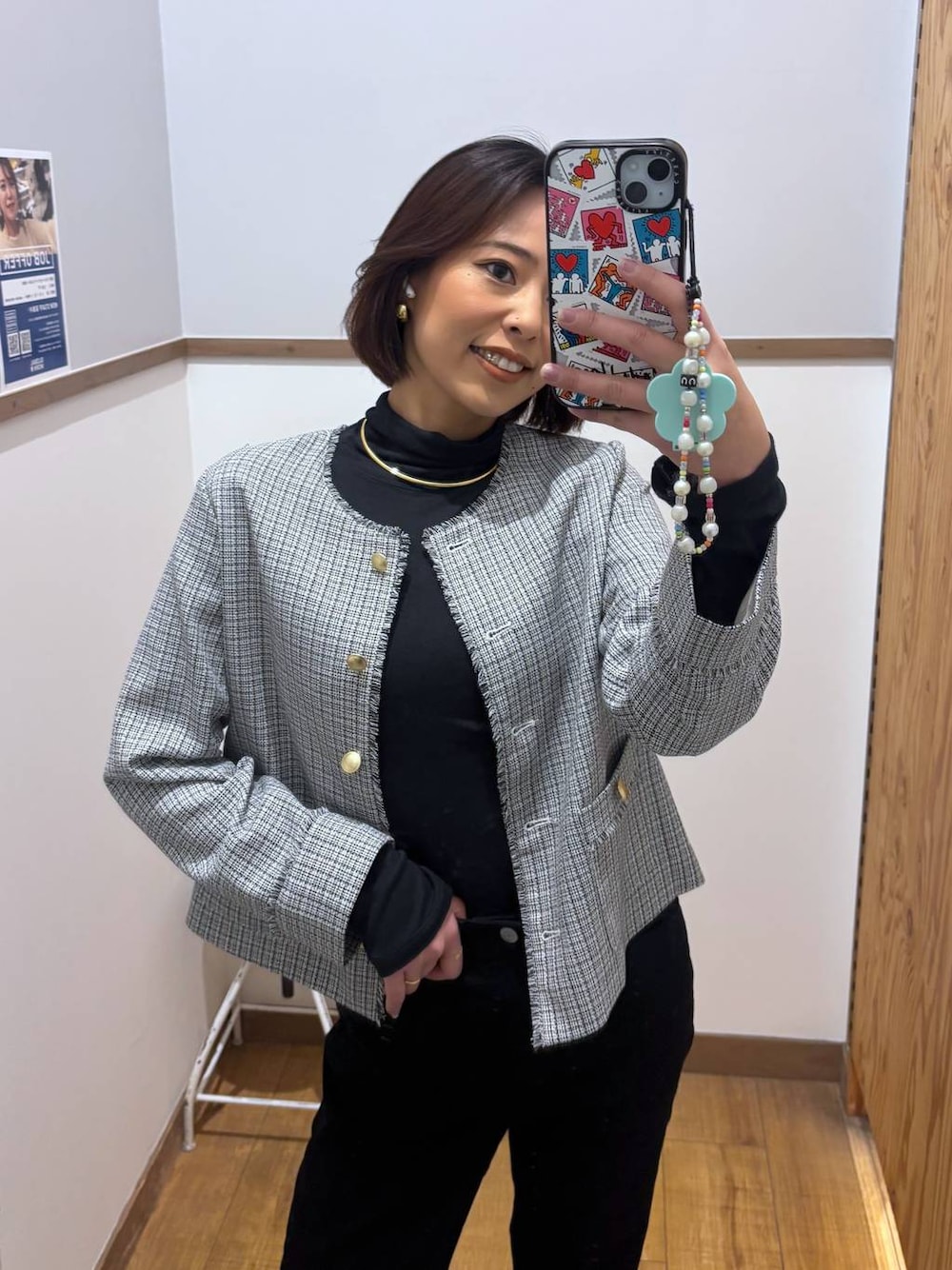 ブラック系のデニムパンツ、ブラック系のTシャツ/カットソー、ホワイト系のテーラードジャケットを着用したレディースの冬コーディネートの1枚目の写真