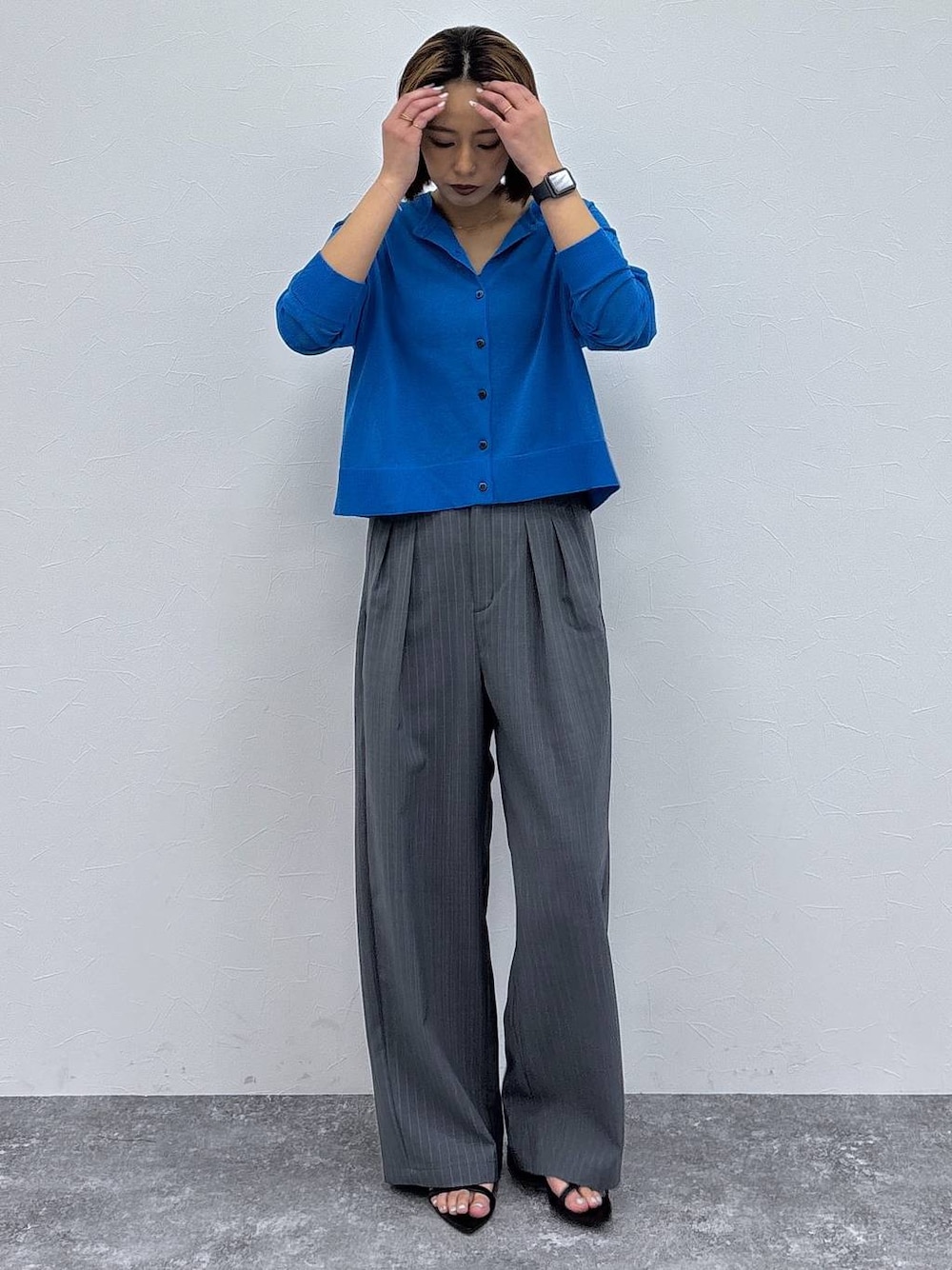 ブラック系のキャミソール、グレー系のその他パンツ、ブルー系のカーディガン/ボレロを着用したレディースの春コーディネートの1枚目の写真