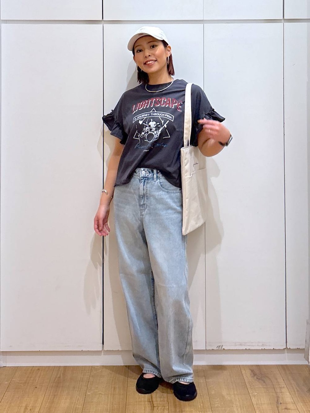 「体型カバー、高見え、高身長、ママコーデ、骨格ストレート、GLOBAL WORK、着痩せ・細見え」｜「GLOBAL WORKのGOODデニムバギーパンツ/118365（デニムパンツ、ブルー系）」を使った、ココさん（レディース・165cm）の春コーディネートの1枚目の写真
