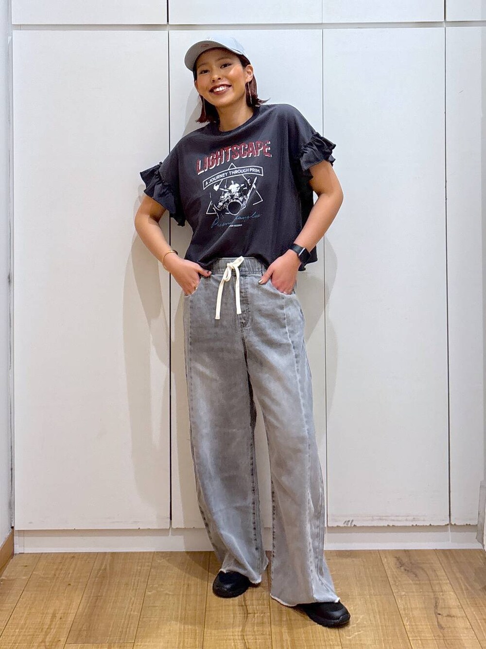 「体型カバー、高見え、高身長、ママコーデ、骨格ストレート、GLOBAL WORK、着痩せ・細見え」｜「GLOBAL WORKのエアかるクッションベルトスニーカー/102313（スニーカー、ブラック系）」を使った、ココさん（レディース・165cm）の春コーディネートの1枚目の写真