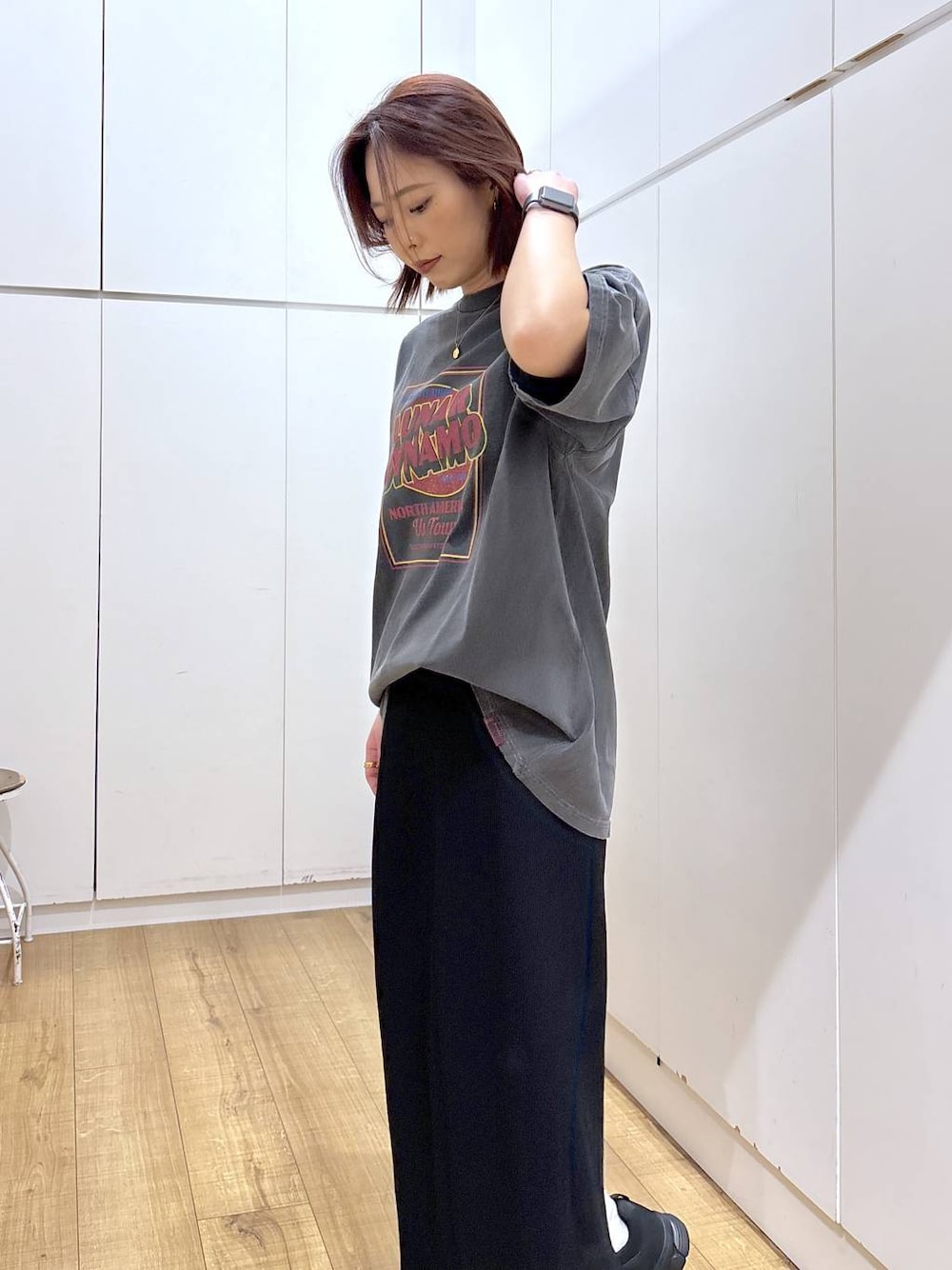 ブラウン系のテーラードジャケット、ブラック系のスカート、ゴールド系のネックレスを着用したレディースの春コーディネートの1枚目の写真