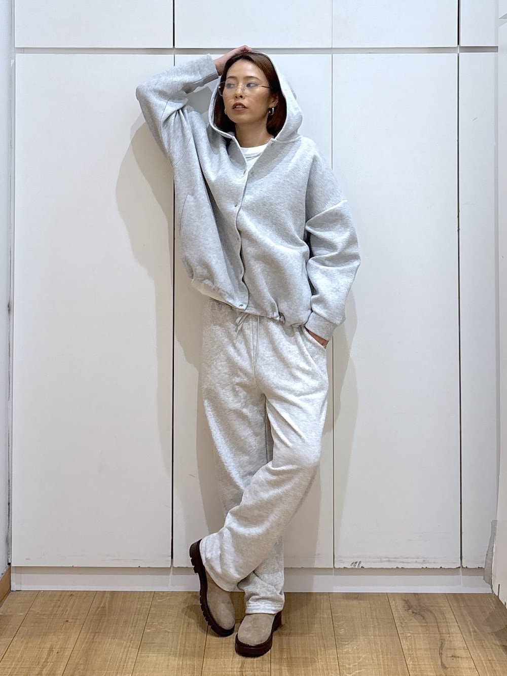 ホワイト系のTシャツ/カットソー、ベージュ系のブーツ、グレー系のブルゾンを着用したレディースの秋コーディネートの1枚目の写真