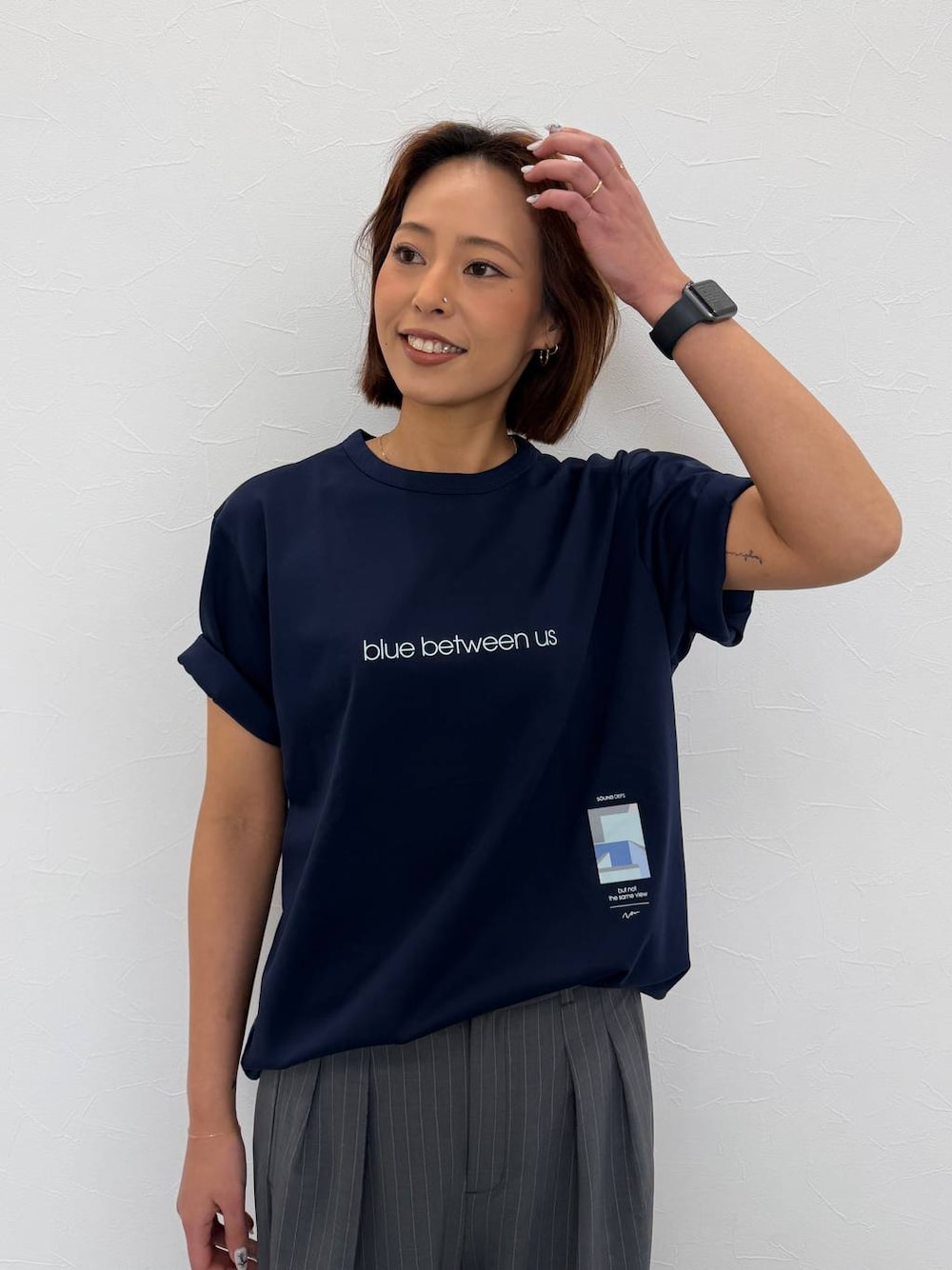 グレー系のその他パンツ、ブルー系のTシャツ/カットソーを着用したレディースの春コーディネートの1枚目の写真