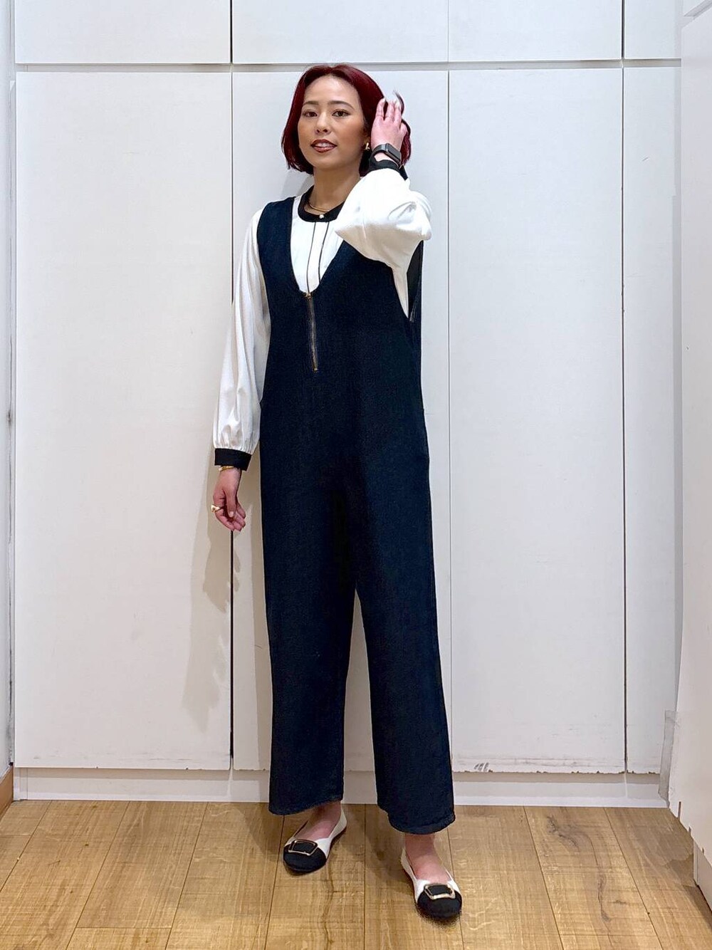 ホワイト系のシャツ/ブラウス、ブルー系のサロペット/オーバーオール、ホワイト系のパンプスを着用したレディースの春コーディネートの1枚目の写真
