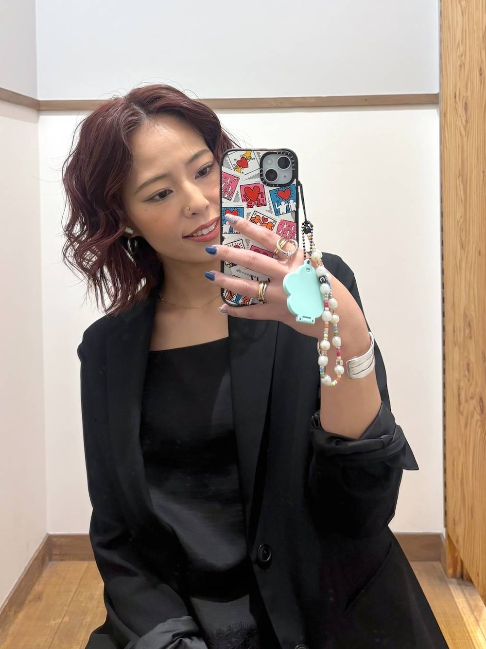 ブラック系のテーラードジャケット、ブラック系のスウェットパンツ、ブラック系のキャミソールを着用したレディースの春コーディネートの1枚目の写真