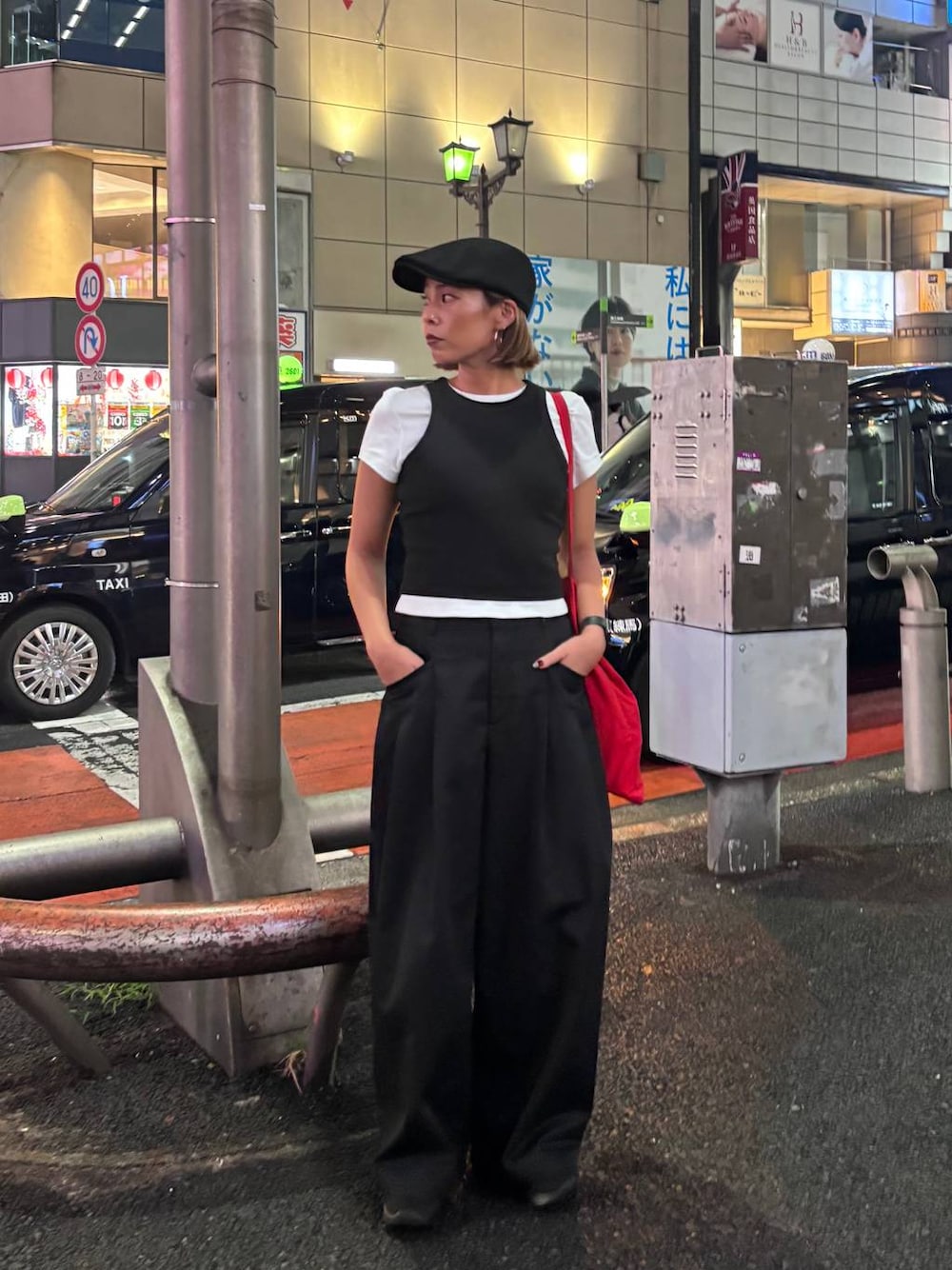 ブラック系のその他パンツを着用したレディースの秋コーディネートの1枚目の写真