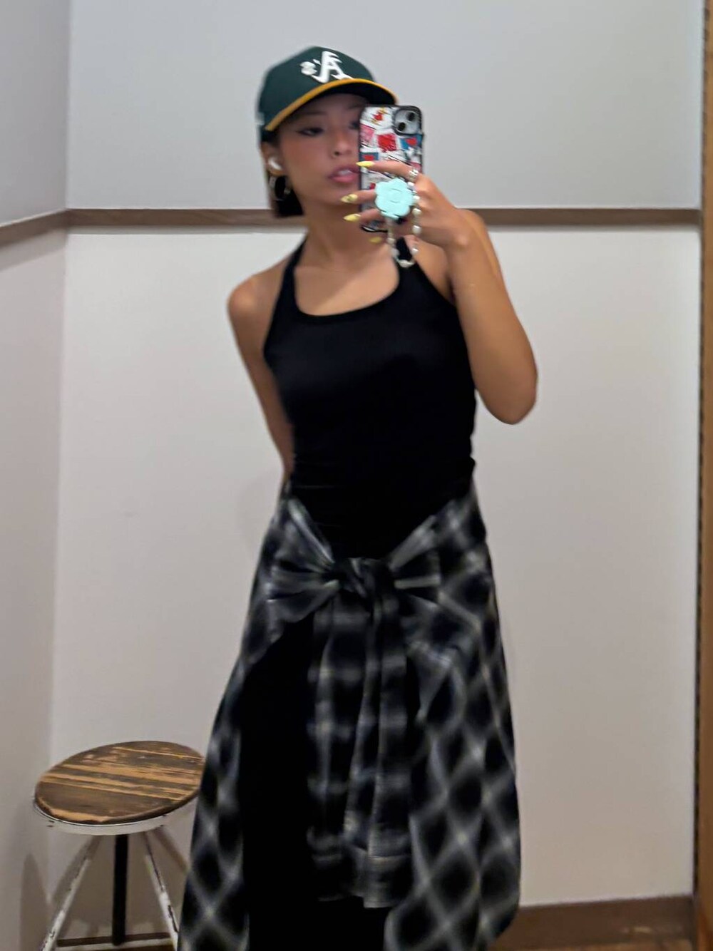 ブラック系のその他パンツを着用したレディースの夏コーディネートの1枚目の写真
