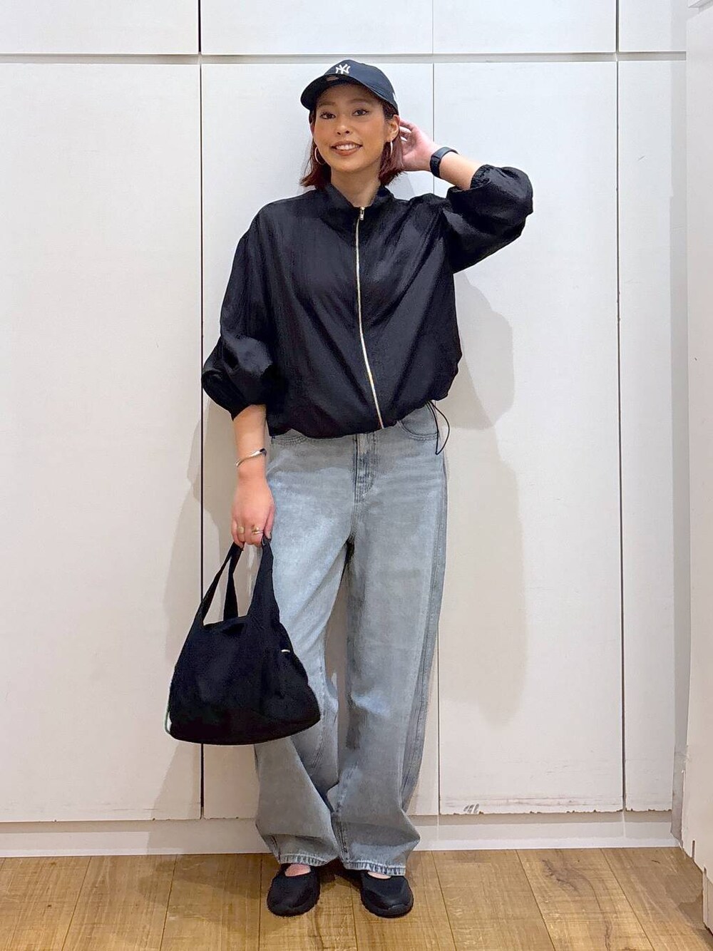 「体型カバー、高見え、高身長、ママコーデ、骨格ストレート、GLOBAL WORK、着痩せ・細見え」｜「GLOBAL WORKのエアかるクッションベルトスニーカー/102313（スニーカー、ブラック系）」を使った、ココさん（レディース・165cm）の春コーディネートの1枚目の写真