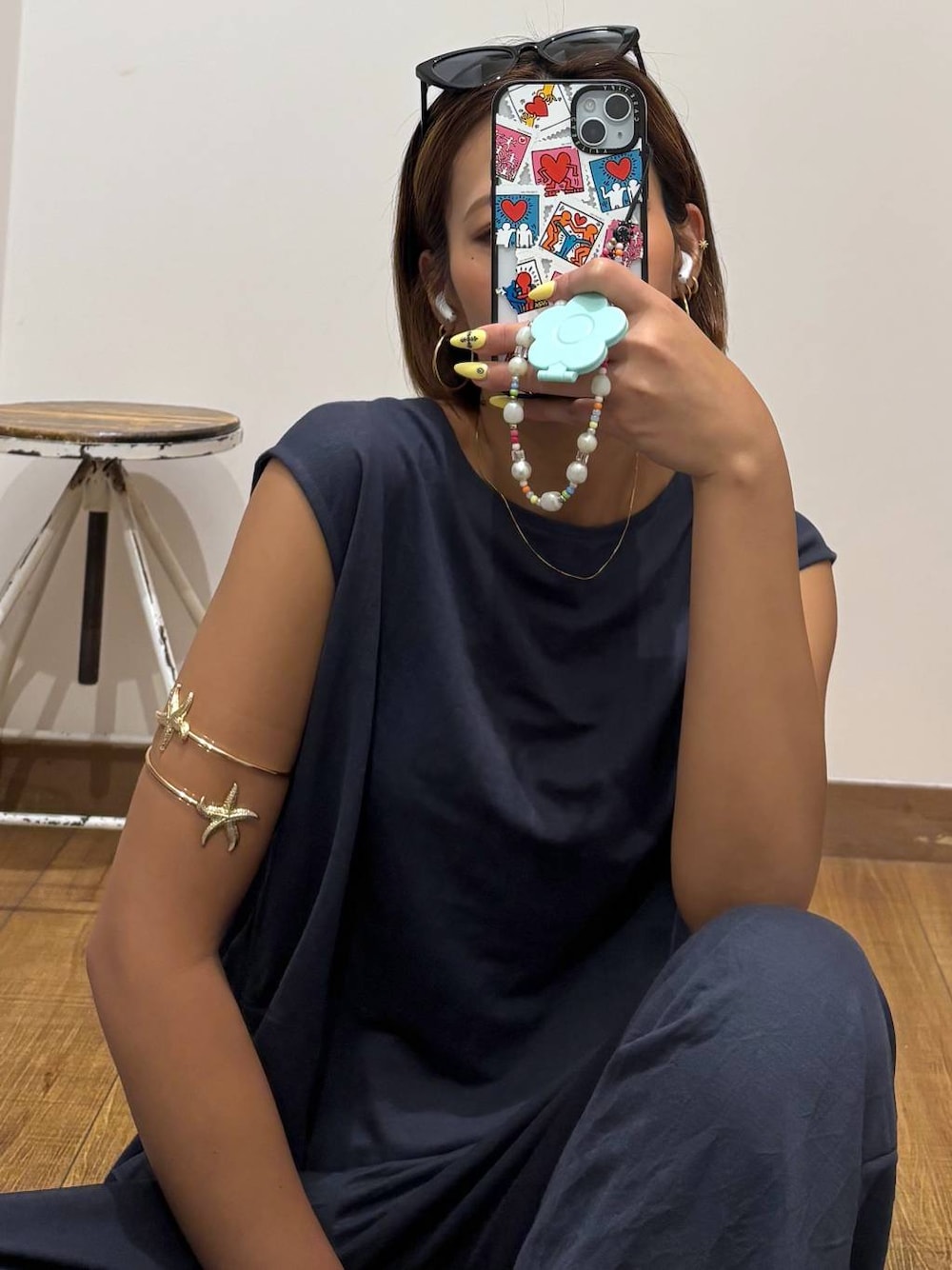 ブラック系のサンダルを着用したレディースの夏コーディネートの1枚目の写真