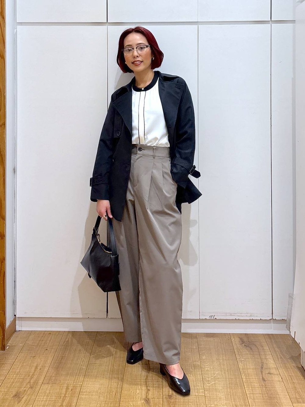 「ブラウス、体型カバー、GLOBAL WORK、トレンチコート、春コーデ、高見え、高身長、ママコーデ、骨格ストレート、着痩せ・細見え」｜「GLOBAL WORKのお手入れらくらくパイピングブラウス/133611（シャツ/ブラウス、ホワイト系）」を使った、ココさん（レディース・165cm）の春コーディネートの1枚目の写真