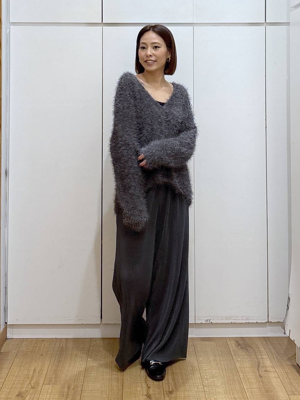 ブラック系のローファー、グレー系のカーディガン/ボレロ、グレー系のその他パンツを着用したレディースの冬コーディネートの1枚目の写真