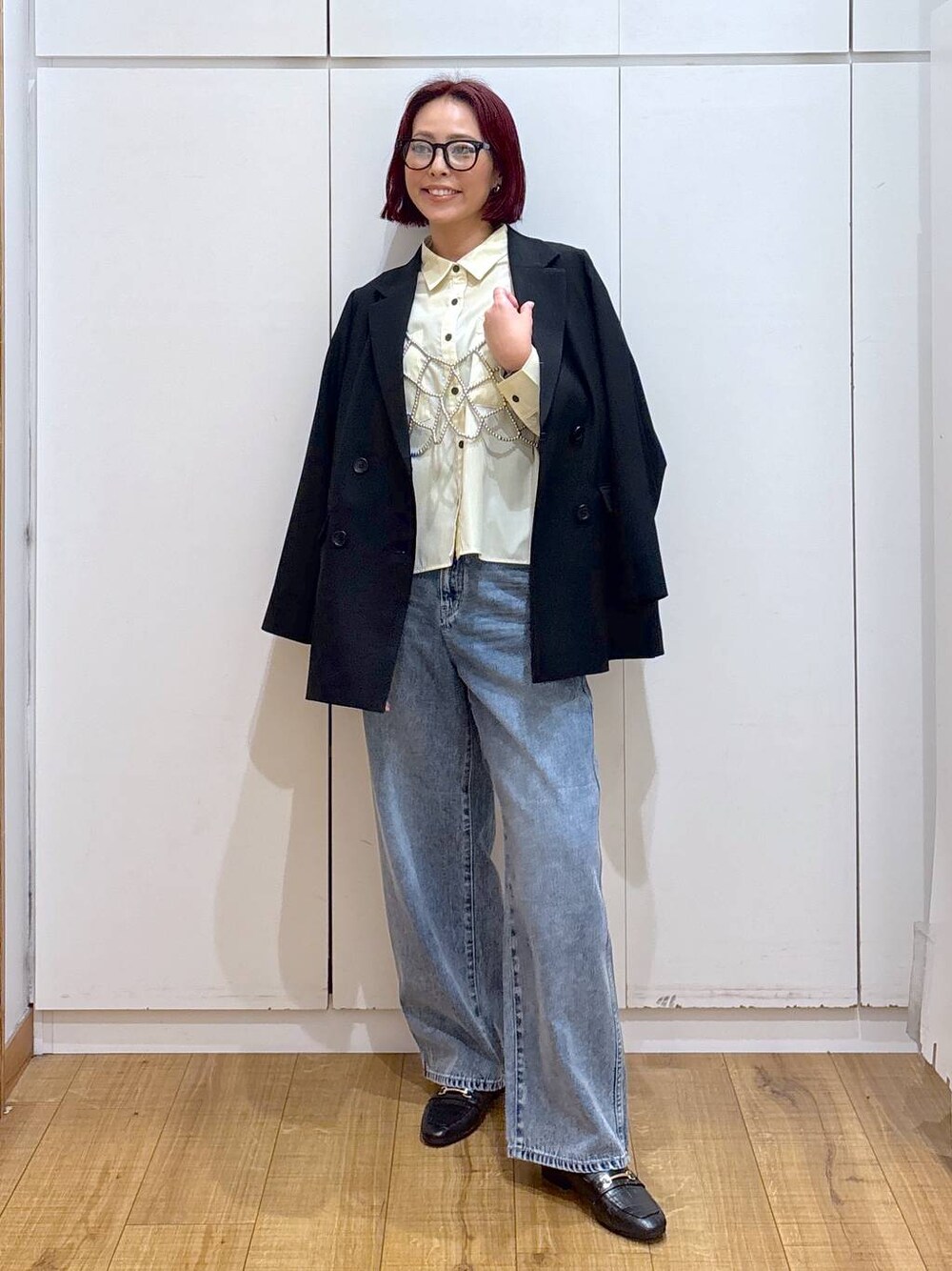 「体型カバー、高見え、高身長、ママコーデ、骨格ストレート、GLOBAL WORK、着痩せ・細見え、ジャケット、春コーデ、デニムパンツ」｜「GLOBAL WORKのGOODデニムバギーパンツ/118365（デニムパンツ、ブルー系）」を使った、ココさん（レディース・165cm）の春コーディネートの1枚目の写真