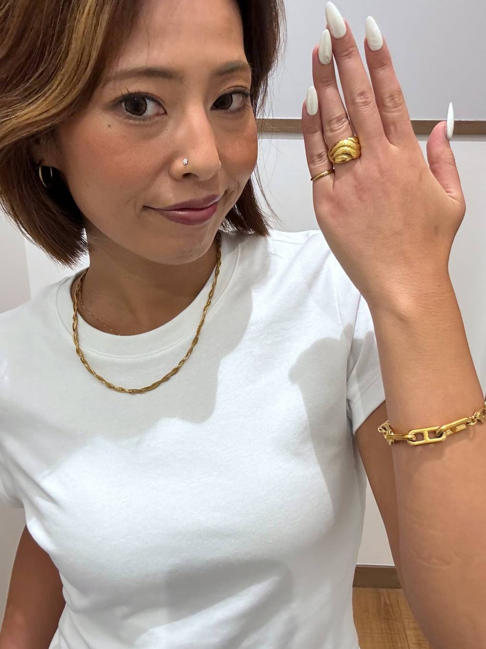ゴールド系のブレスレット、ゴールド系のリング、ゴールド系のネックレスを着用したレディースの夏コーディネートの1枚目の写真