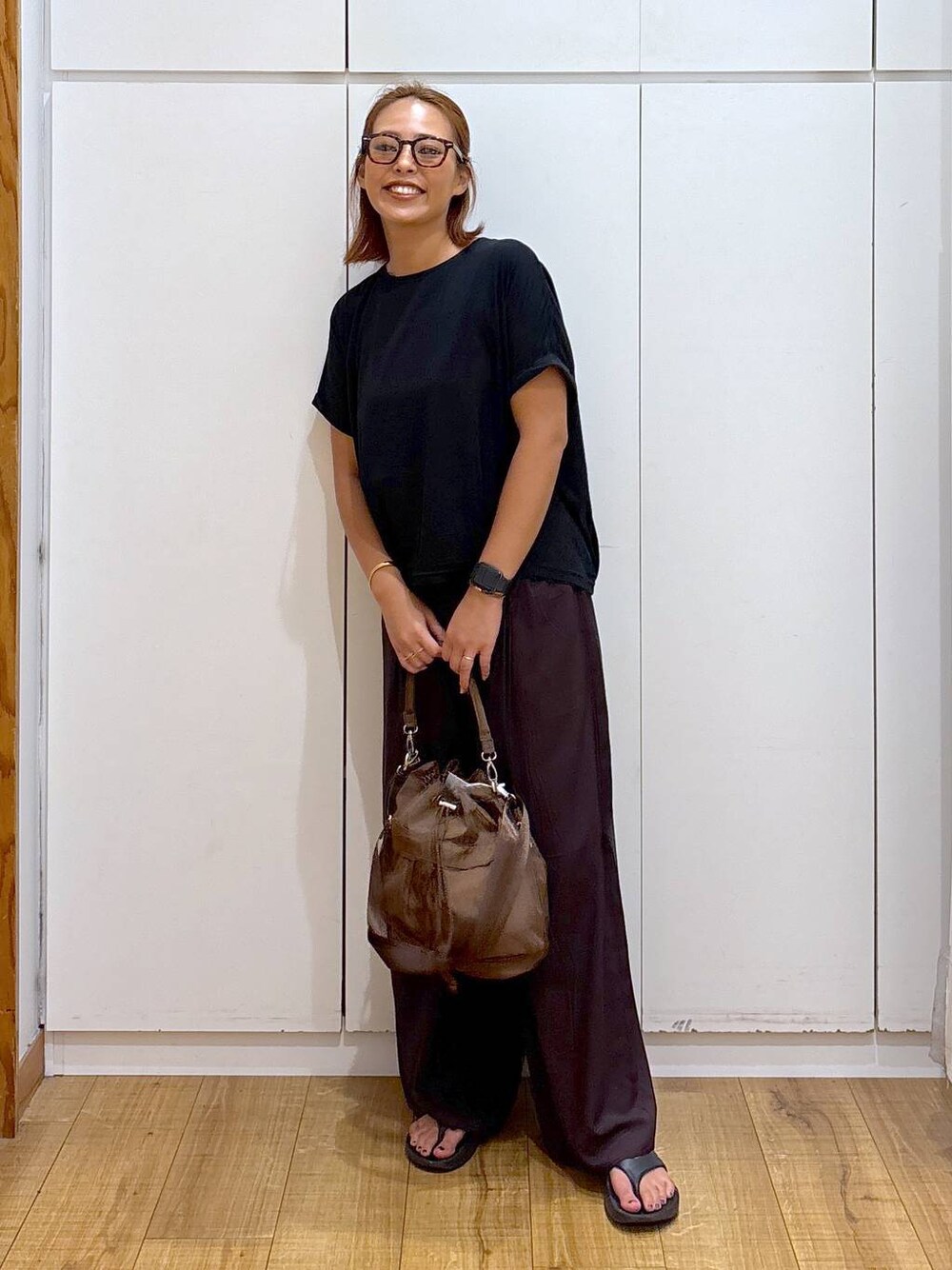 ブラック系のTシャツ/カットソー、ブラウン系のその他パンツ、ブラック系のサンダルを着用したレディースの夏コーディネートの1枚目の写真