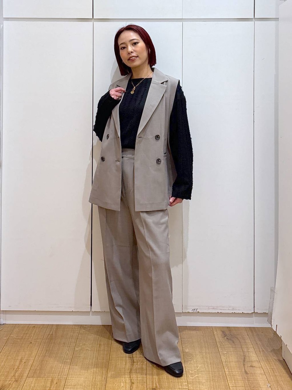 ブラック系のローファー、ブラック系のTシャツ/カットソー、ベージュ系のその他パンツを着用したレディースの春コーディネートの1枚目の写真