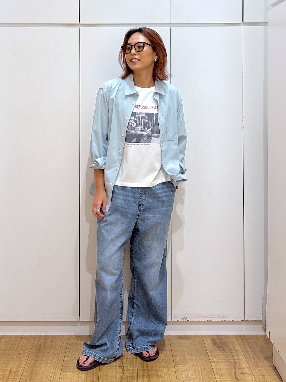 ホワイト系のTシャツ/カットソー、グリーン系のシャツ/ブラウス、ブラック系のサンダルを着用したレディースの夏コーディネートの1枚目の写真