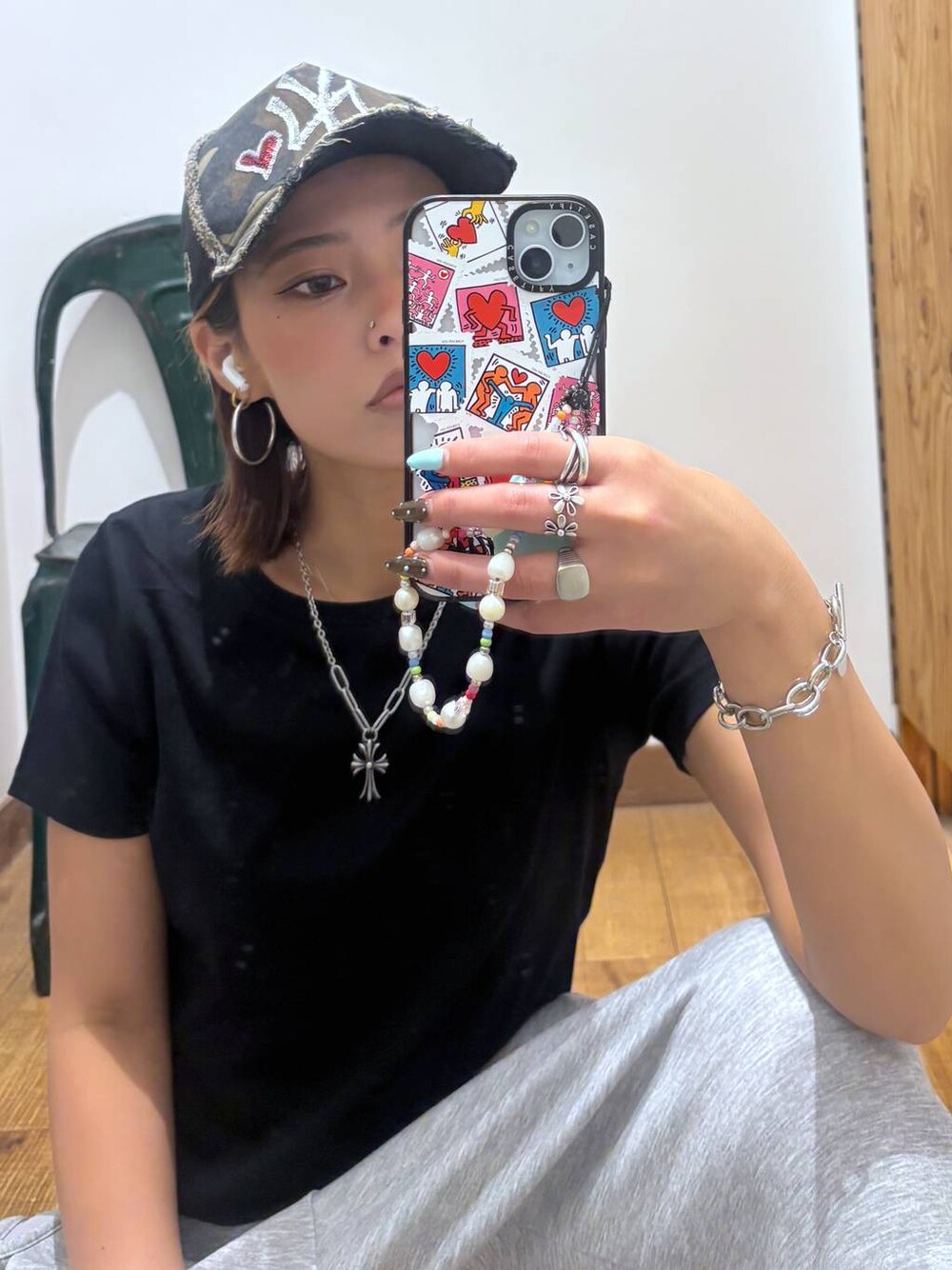 ブラック系のTシャツ/カットソー、グレー系のその他パンツを着用したレディースの夏コーディネートの1枚目の写真