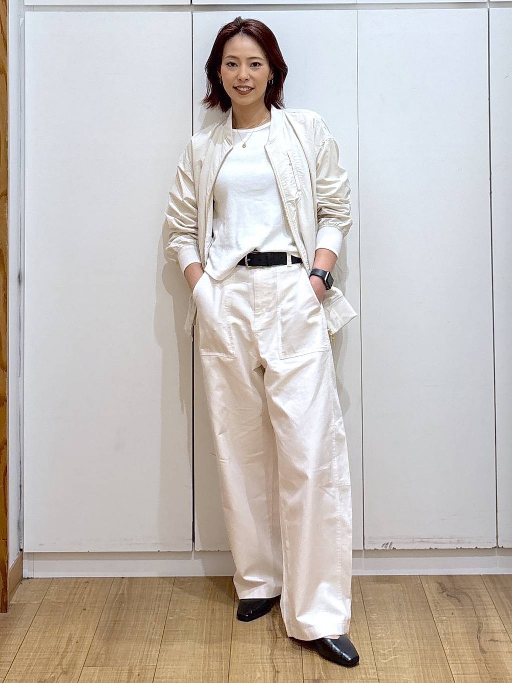 ブラック系のパンプス、ベージュ系のブルゾン、ベージュ系のその他パンツを着用したレディースの春コーディネートの1枚目の写真