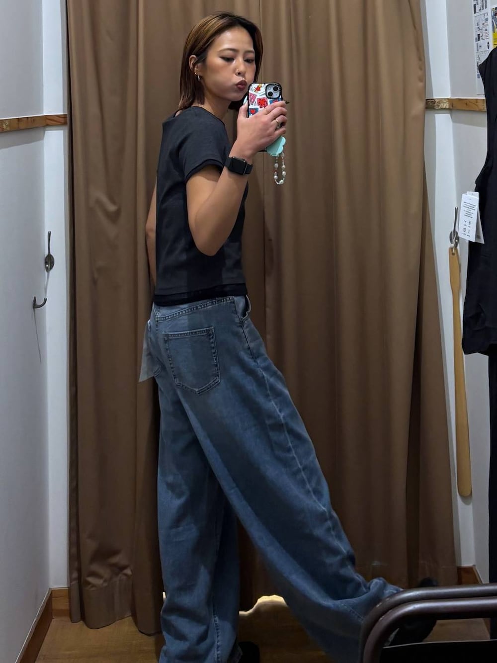 ブルー系のデニムパンツ、グレー系のTシャツ/カットソーを着用したレディースの春コーディネートの1枚目の写真