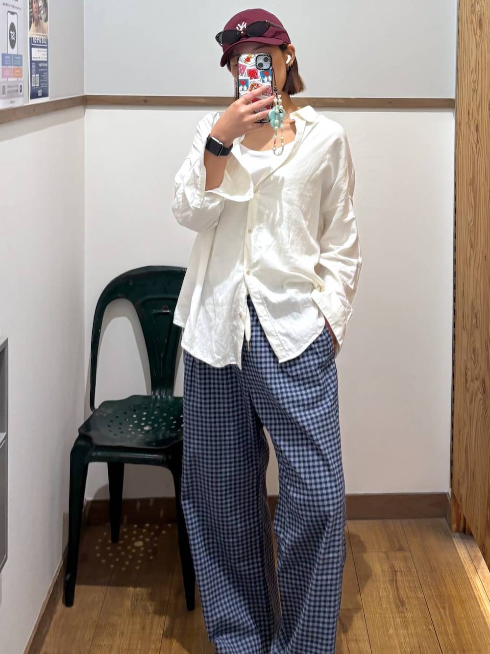 ホワイト系のシャツ/ブラウス、ホワイト系のキャミソール、ブルー系のその他パンツを着用したレディースの春コーディネートの1枚目の写真