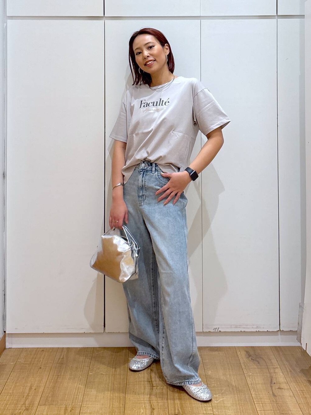 「体型カバー、高見え、高身長、ママコーデ、骨格ストレート、GLOBAL WORK、着痩せ・細見え」｜「GLOBAL WORKのGOODデニムバギーパンツ/118365（デニムパンツ、ブルー系）」を使った、ココさん（レディース・165cm）の春コーディネートの1枚目の写真
