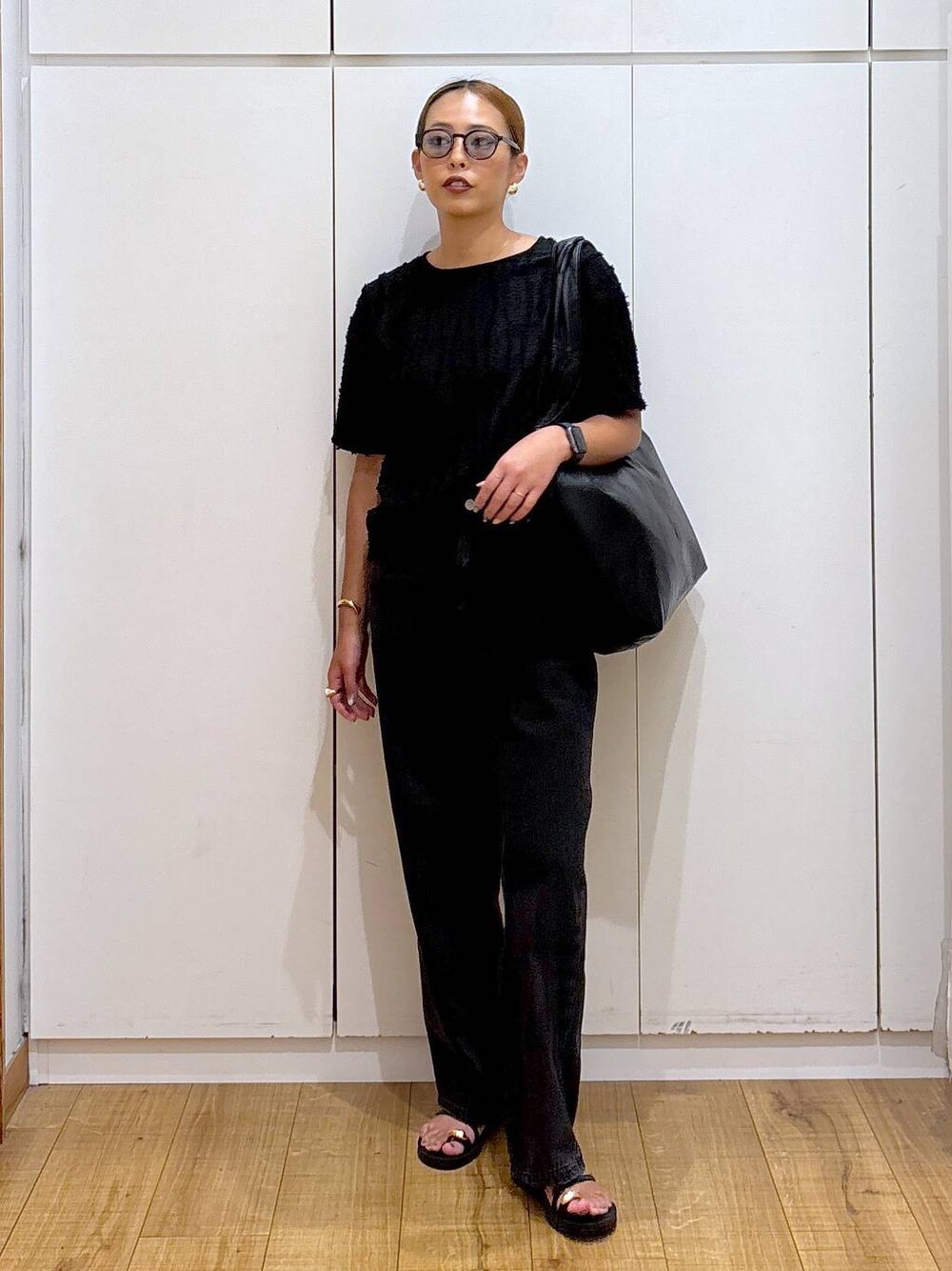 ブラック系のTシャツ/カットソー、ブラック系のトートバッグ、ブラック系のサンダルを着用したレディースの夏コーディネートの1枚目の写真