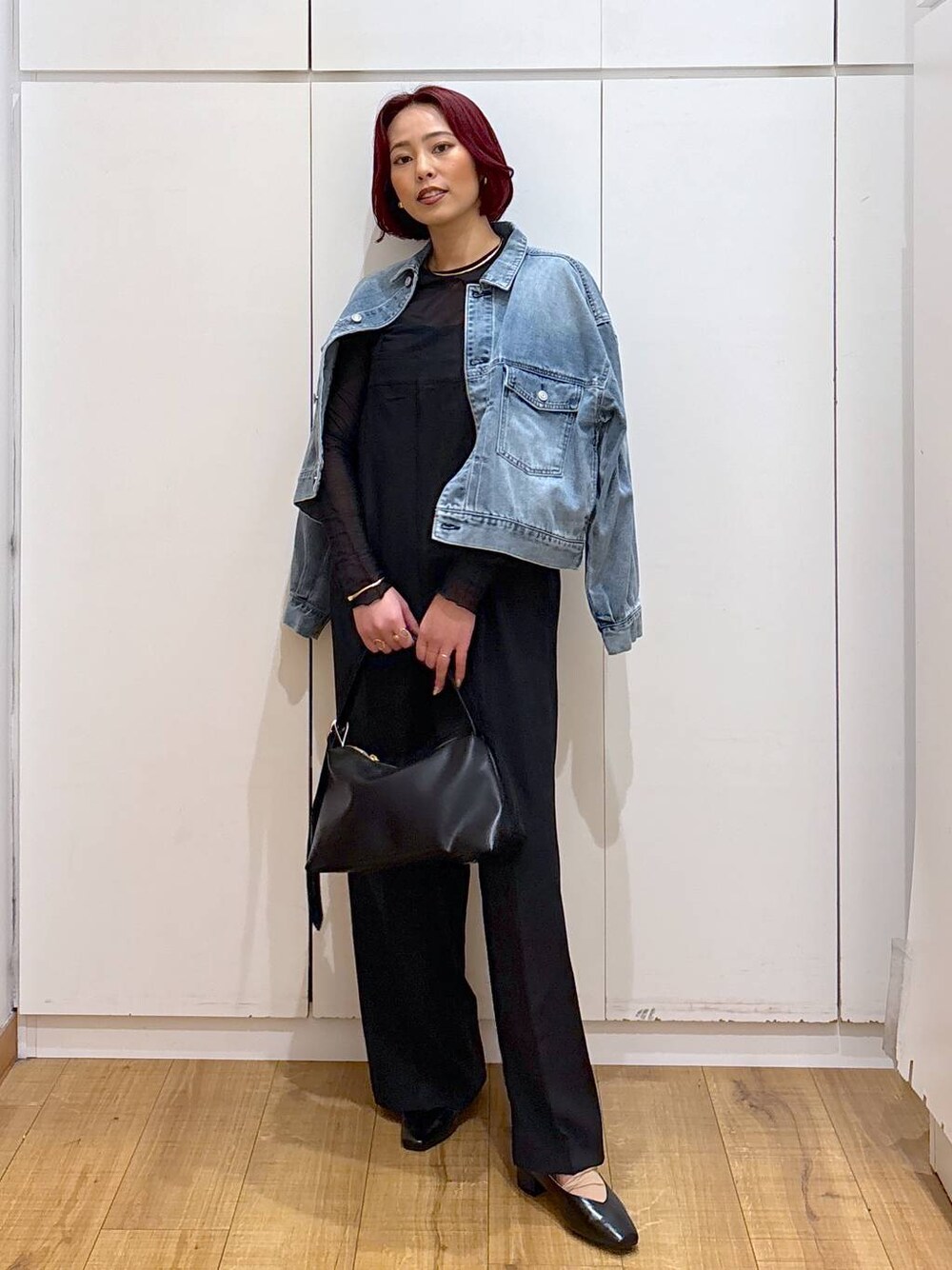 「体型カバー、高見え、高身長、ママコーデ、骨格ストレート、GLOBAL WORK、着痩せ・細見え、サロペット、デニムジャケット、春コーデ」｜「GLOBAL WORKのスペ軽ベルトショルダー/250393（ショルダーバッグ、ブラック系）」を使った、ココさん（レディース・165cm）の春コーディネートの1枚目の写真