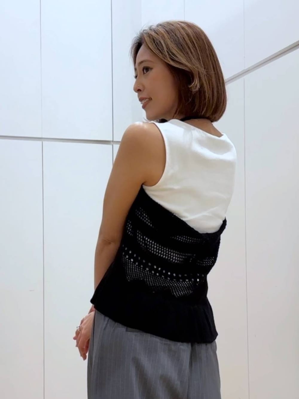 グレー系のその他パンツ、ブラック系のベストを着用したレディースの春コーディネートの1枚目の写真