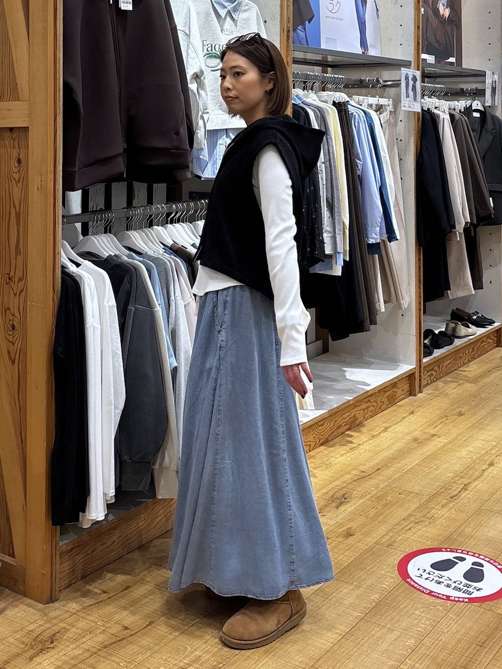 ブルー系のデニムスカートを着用したレディースの冬コーディネートの1枚目の写真