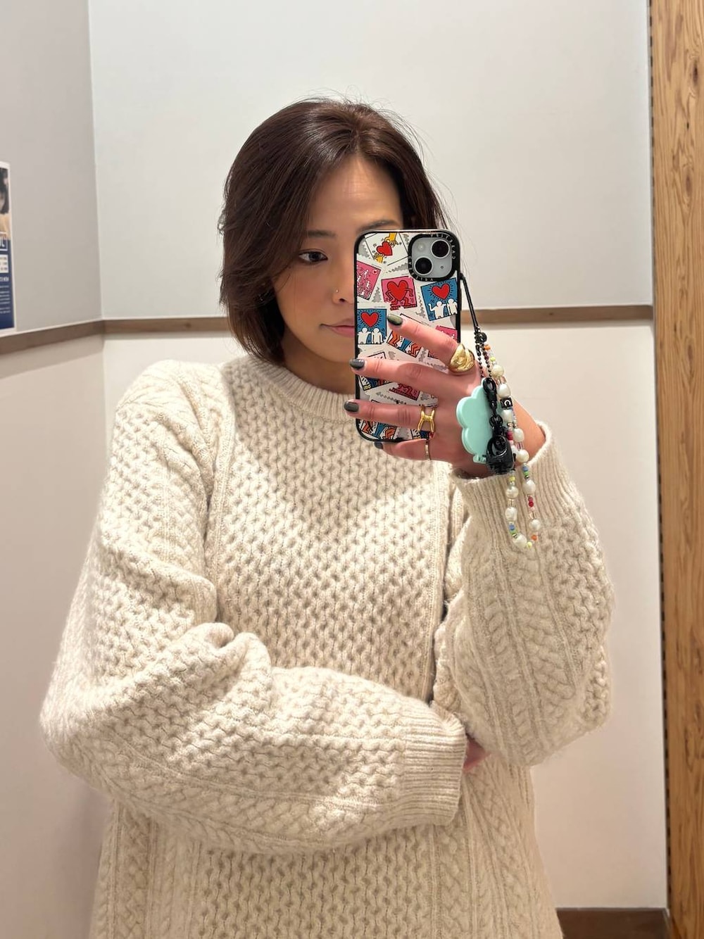 ホワイト系のニット/セーター、グレー系のその他パンツ、ブラック系のブーツを着用したレディースの冬コーディネートの1枚目の写真