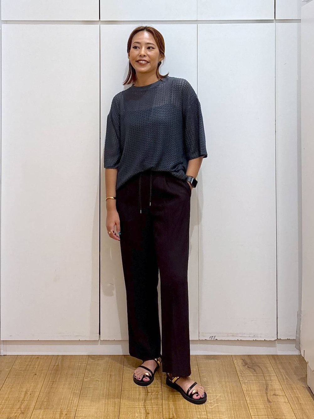 ブラック系のキャミソール、ブラック系のサンダル、ブルー系のTシャツ/カットソーを着用したレディースの夏コーディネートの1枚目の写真