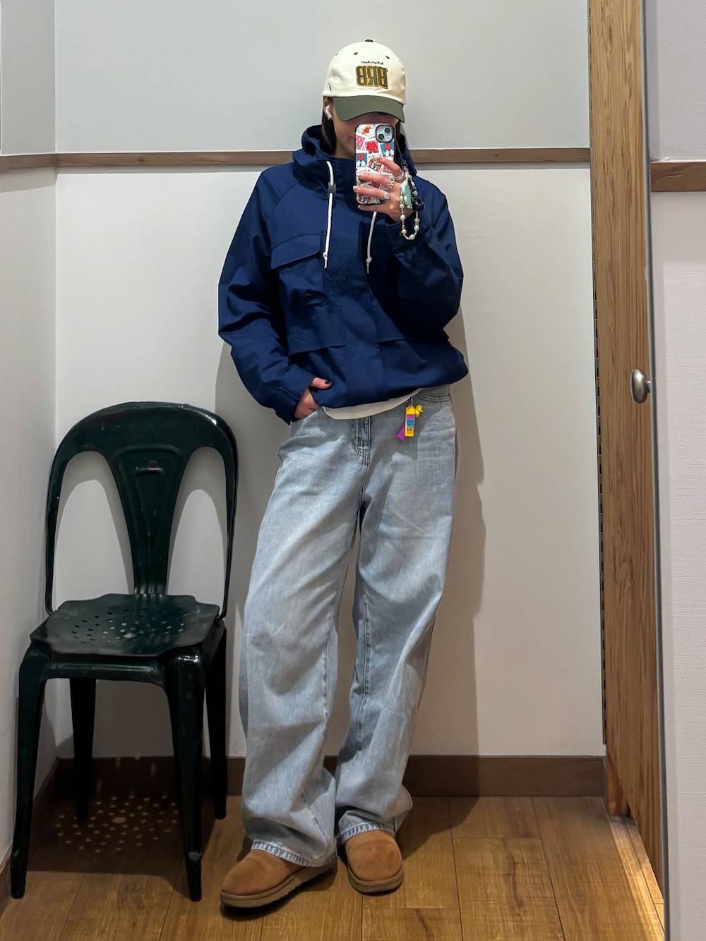 ブルー系のマウンテンパーカー、その他のキーホルダーを着用したレディースの冬コーディネートの1枚目の写真