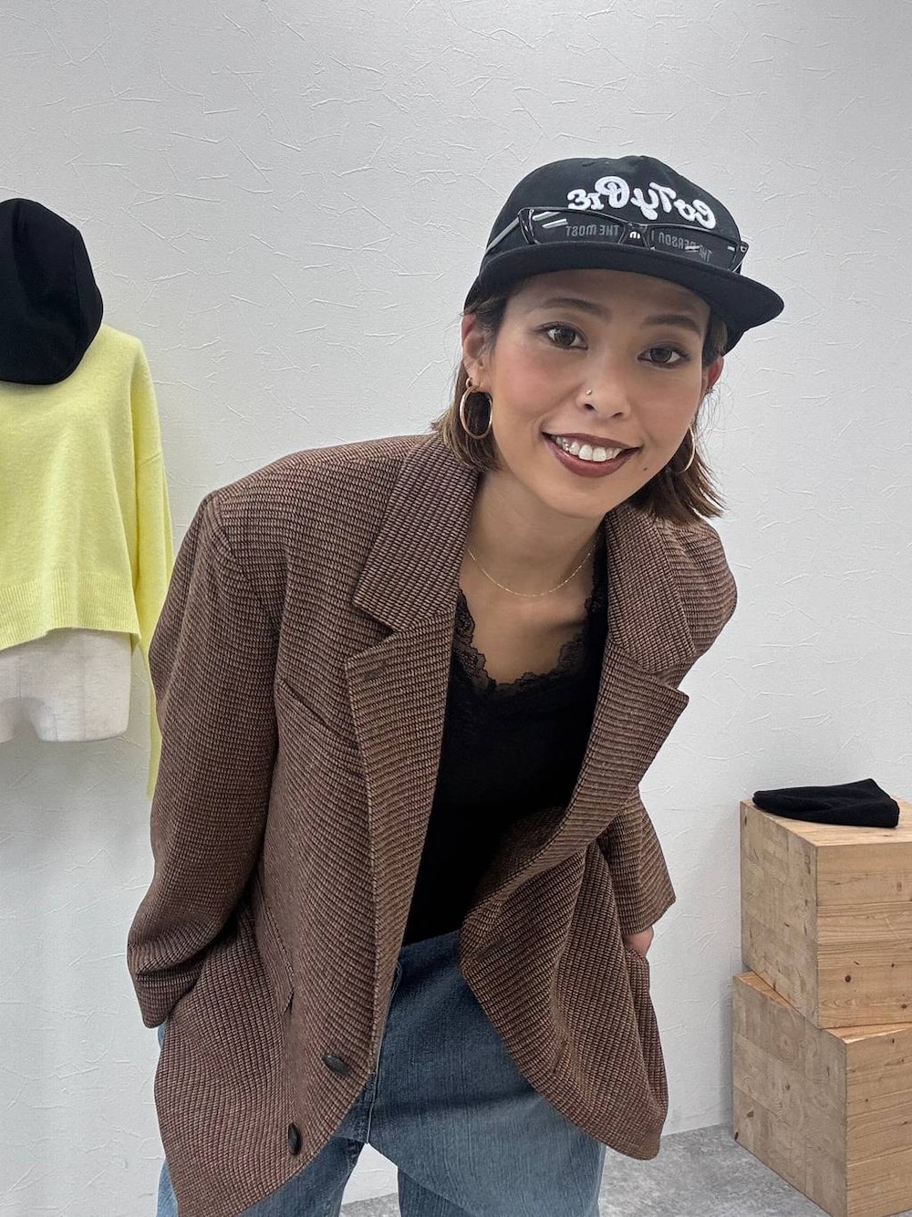 ブラウン系のローファー、ブラウン系のテーラードジャケット、ブラック系のTシャツ/カットソーを着用したレディースの秋コーディネートの1枚目の写真