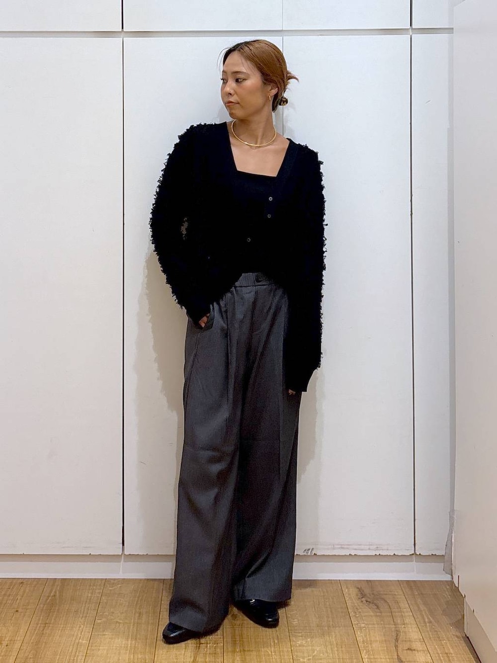 ブラック系のローファー、ブラック系のキャミソール、グレー系のその他パンツを着用したレディースの秋コーディネートの1枚目の写真