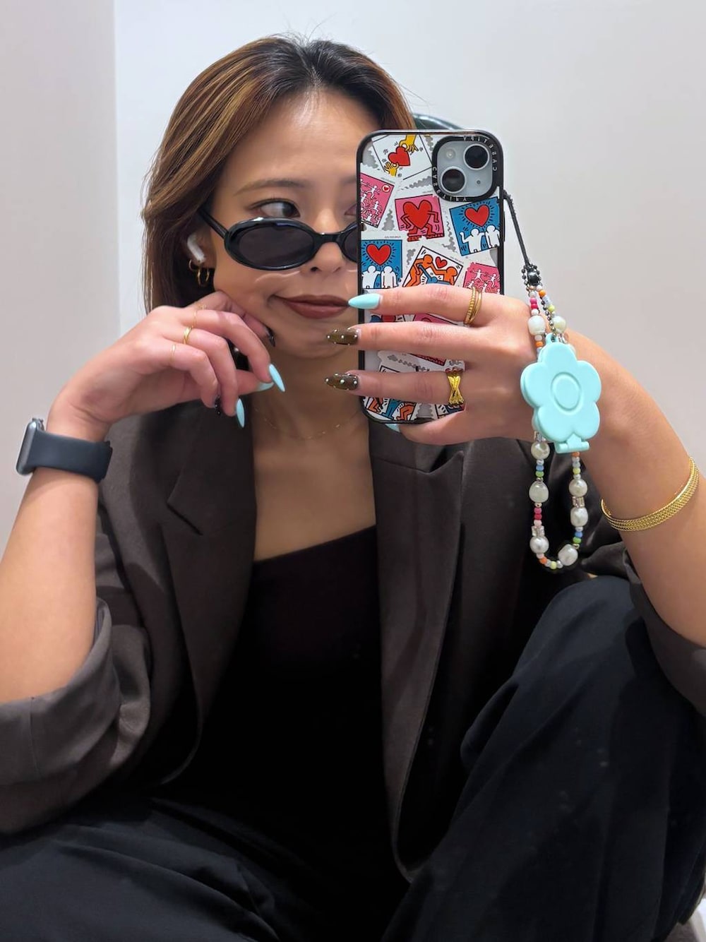 ブラック系のローファー、ブラウン系のテーラードジャケット、ブラック系のその他パンツを着用したレディースの春コーディネートの1枚目の写真