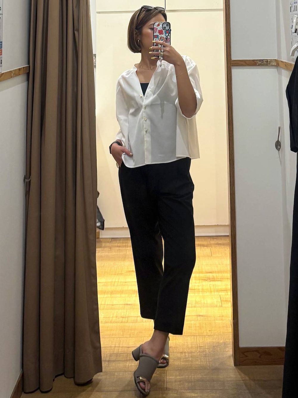 ブラック系のキャミソール、ブラック系のその他パンツ、ホワイト系のシャツ/ブラウスを着用したレディースの夏コーディネートの1枚目の写真