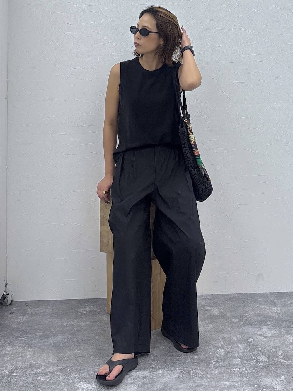 ブラック系のキャミソール、ブラック系のその他パンツ、ブラック系のトートバッグを着用したレディースの夏コーディネートの1枚目の写真